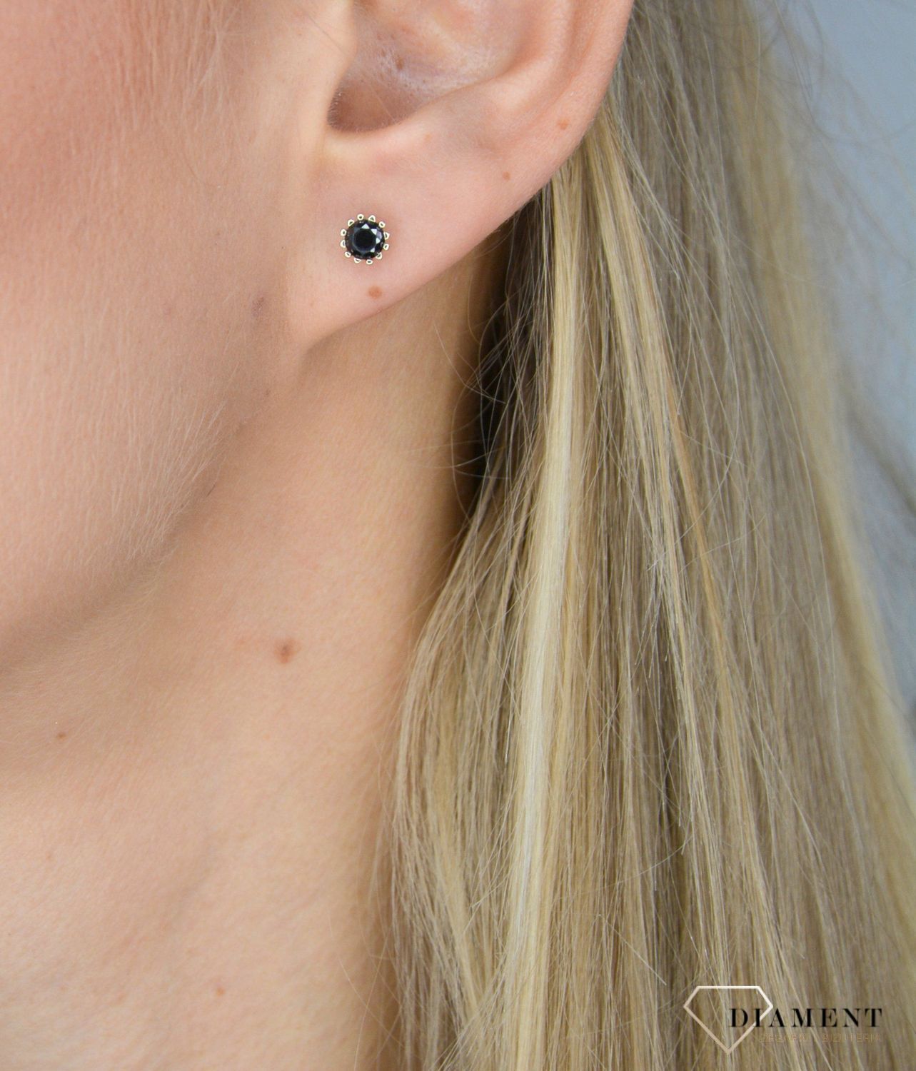 Złote kolczyki przy uchu 333 czarna cyrkonia KL 693C 333.jpg